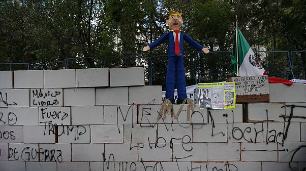 Mexicanos erguem muro simbólico no exterior da embaixada Mexicanos erguem muro simbólico no exterior da embaixada