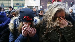 Одноклассники погибших в Италии венгерских подростков оплакивают друзей