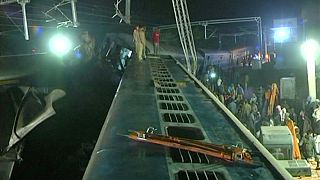 Hindistan'da yolcu treni raydan çıktı: En az 36 ölü