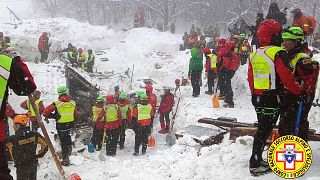 Nehezen haladnak a mentőegységek a lavinaomlás sújtotta olasz szállodánál
