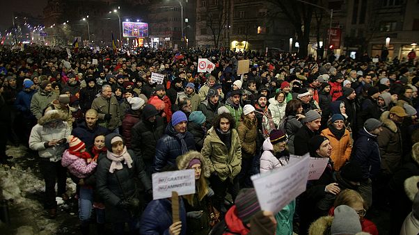 Romania. Migliaia in strada contro l'amnistia che salva i politici corrotti Romania. Migliaia in strada contro l'amnistia che salva i politici corrotti