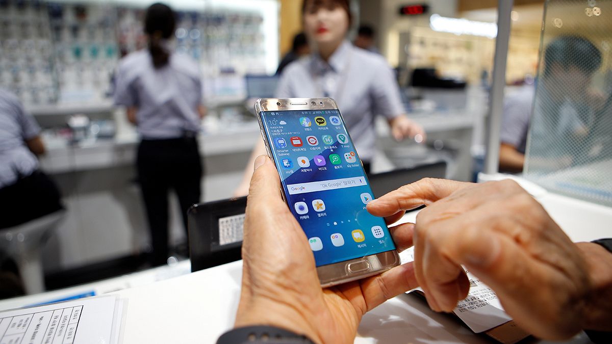 Samsung culpa baterias por escândalo de telemóveis inflamáveis