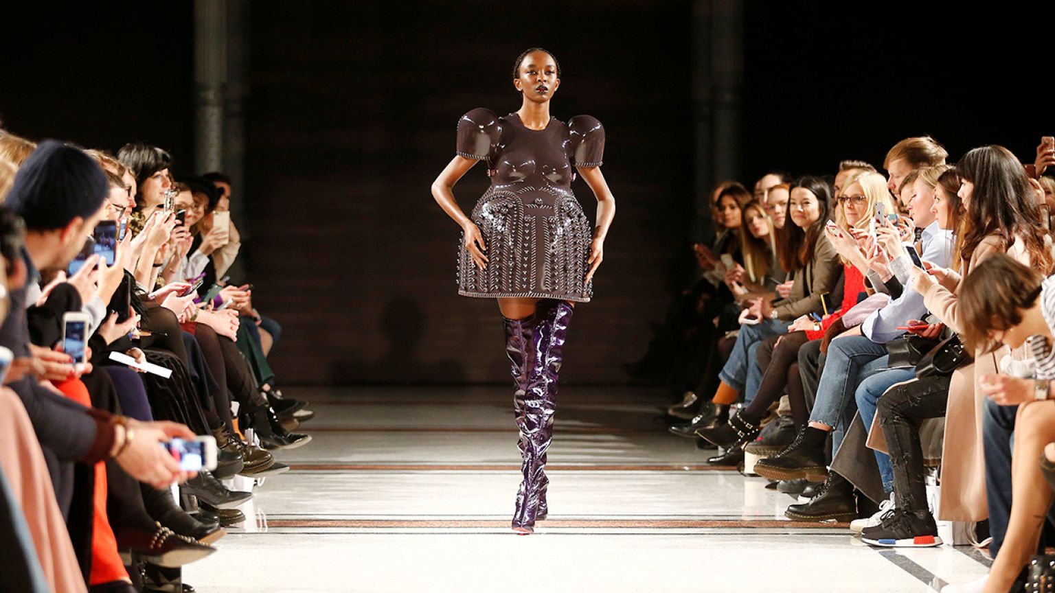 A moda outono-inverno na semana da moda de Berlim