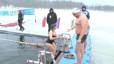 Kockára fagyva versenyeztek a jeges vízben
