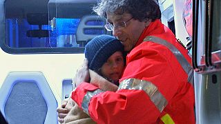 فرق الإنقاذ الإيطالية تواصل بحثها عن مفقودين جراء الانهيار الثلجي