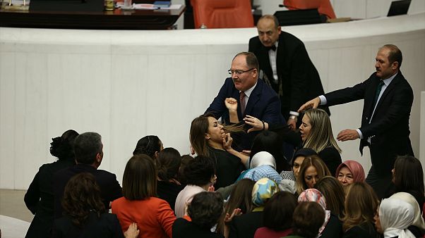 Dünya genelinden meclis kavgaları Dünya genelinden meclis kavgaları