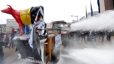 Bruxelles, protestano gli allevatori europei contro la vendita stock di latte in polvere