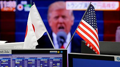 La bolsas empiezan a inquietarse por el proteccionismo de Trump; el dólar a la baja