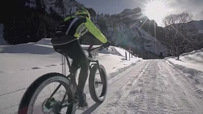 Bisikletçiler bu kez kar parkurda yarıştı