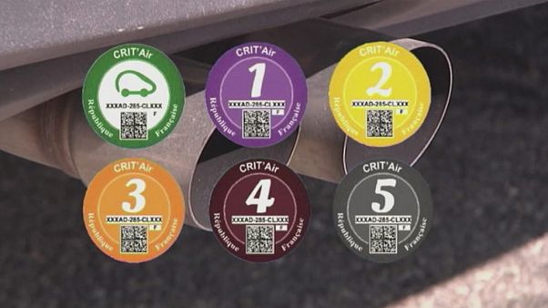 París estrena un sistema de etiquetas en los coches para luchar contra la contaminación París estrena un sistema de etiquetas en los coches para luchar contra la contaminación
