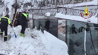 Ascienden a 14 los muertos por la avalancha que sepultó un hotel italiano