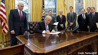 Aufschrei: Umgeben von Männern ändert Trump Regeln zur Abtreibung