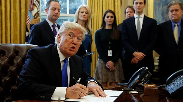 ترامب يوقع على أمرين تنفيذييْن لبناء خطيْ أنابيب مشروع "كيستون إكس إل" وشمال داكوتا ترامب يوقع على أمرين تنفيذييْن لبناء خطيْ أنابيب مشروع "كيستون إكس إل" وشمال داكوتا