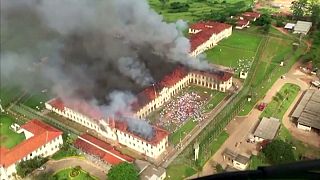 Brezilya'da mahkumlar cezaevini ateşe verdi: 60 kişi firarda
