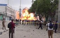 مقتل وإصابة العشرات في تفجير سيارتين مفخختين بالعاصمة الصومالية مقديشو