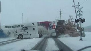 USA: train smashes into lorry