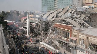 Iran : les pompiers retrouvent les corps de leurs collègues dans les ruines