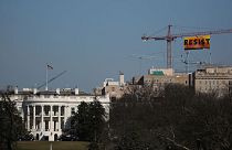 Directo: activistas de Greenpeace despliegan una pancarta sobre la Casa Blanca llamando a "resistir"