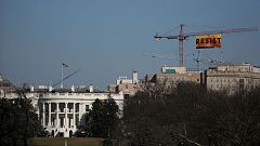Directo: activistas de Greenpeace despliegan una pancarta sobre la Casa Blanca llamando a "resistir"