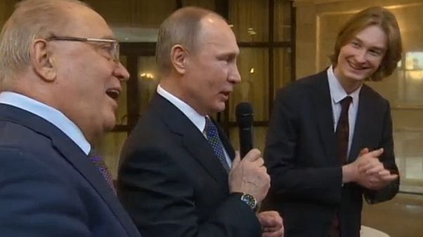 Путин подпевает студентам Путин подпевает студентам