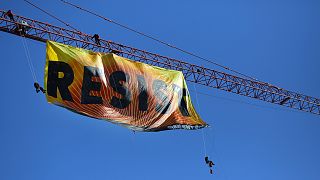 Presidência Trump: "Resistam" apela a Greenpeace do alto de uma grua