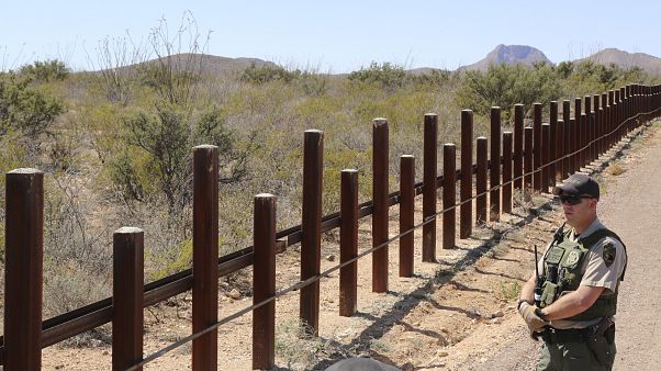 Trump firma la orden ejecutiva para construir el muro con México Trump firma la orden ejecutiva para construir el muro con México