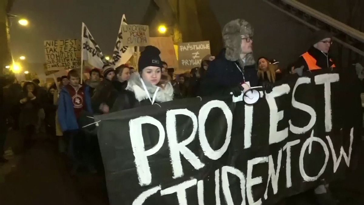 Polonya'da öğrenciler eğitim reformunu protesto etti