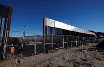 Peña Nieto "lamenta y reprueba" la orden de Trump para construir el muro
