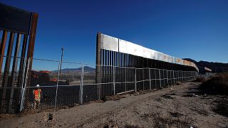 Peña Nieto "lamenta y reprueba" la orden de Trump para construir el muro