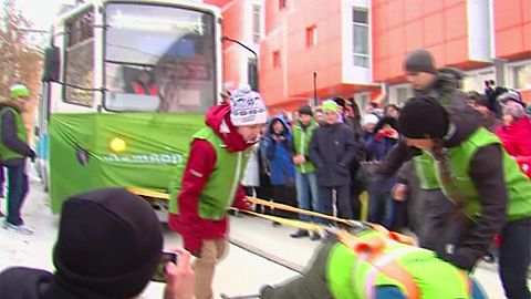 Starke Russin zieht Straßenbahnen