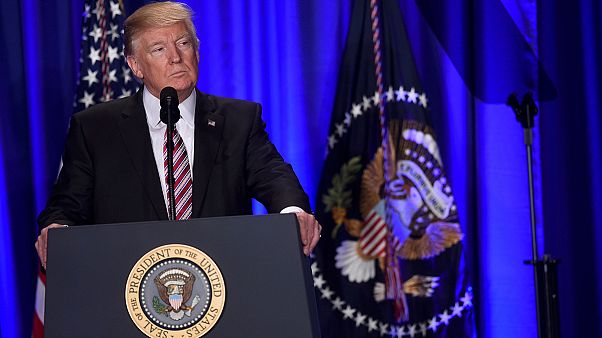 Trump a Philadelphia "striglia" i suoi, manifestazione contro di lui Trump a Philadelphia "striglia" i suoi, manifestazione contro di lui