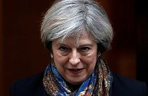 Pofont és simogatást is kapott a héten Theresa May