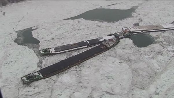 Моряки на баржах попали в ледовый плен на Дунае Моряки на баржах попали в ледовый плен на Дунае