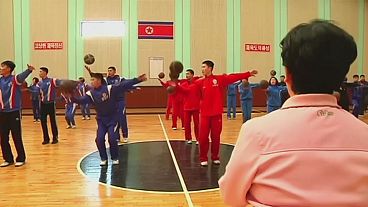Β. Κορέα: Αθλητές του μπάσκετ κάνουν ρυθμική γυμναστική