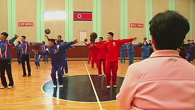 Los baloncestistas norcoreanos mejoran su juego con gimnasia