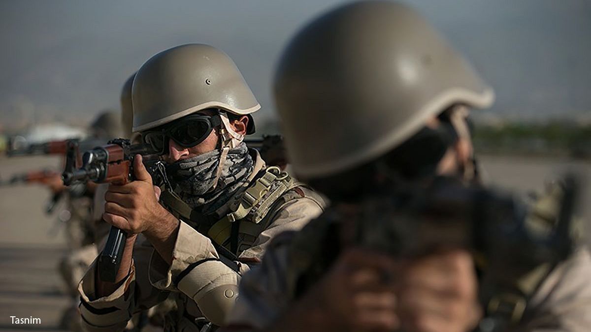 سپاه پاسداران ایران در مانور ضد داعش از کلاشنیکف‌های جدید روسی رونمایی کرد