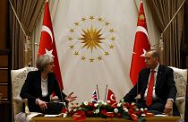 Theresa May in Turchia pensando alla Brexit