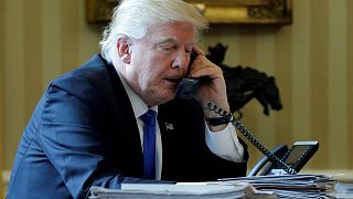 ترامب يتصل هاتفيًا مع قادة العالم وسط قلق بشأن قيوده على الهجرة