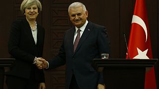 May in Turchia per parlare di commercio e Brexit. Trump sempre dietro l'angolo