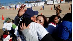 Mit Menschlichkeit gegen Mauern: Hugs not Walls