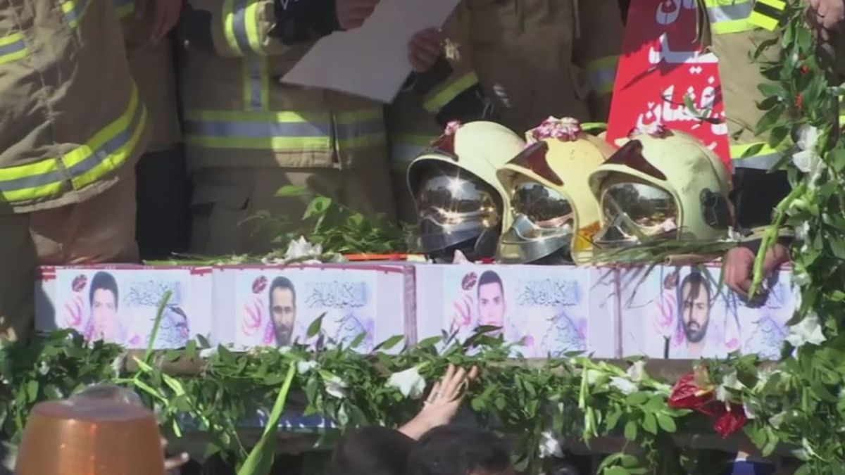 Irão enterra 16 bombeiros no talhão dos mártires do cemitério de Teerão