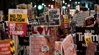 Reino Unido: Protestos contra Trump colocam Theresa May sob pressão