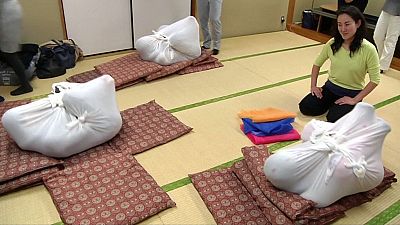 Terapia antistress embrulha adultos como bebés no Japão