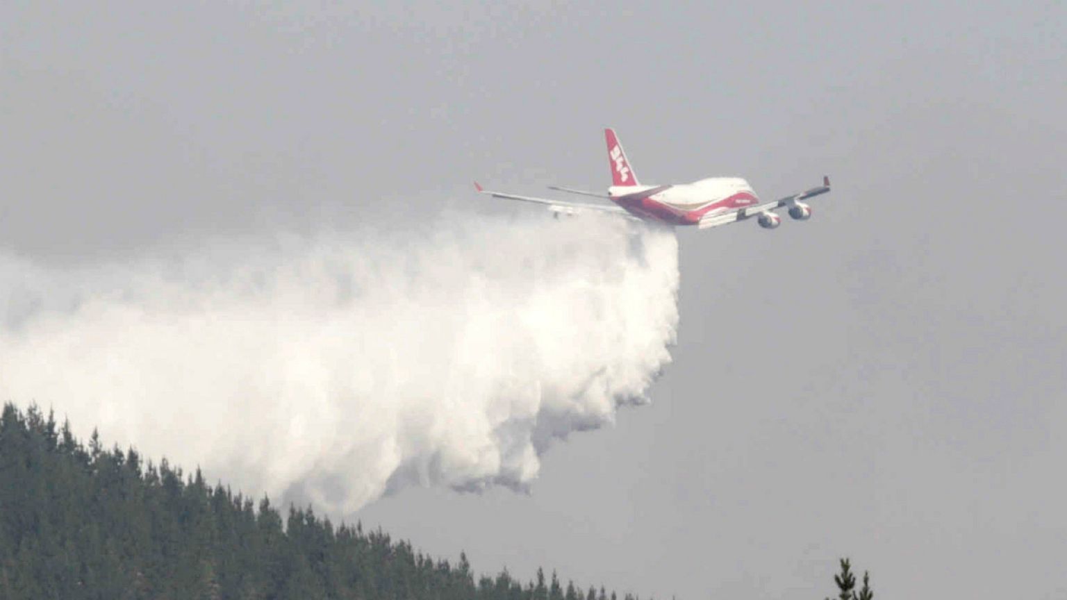 "Supertanque" americano e "Luchin" russo juntos na luta aos incêndios do Chile