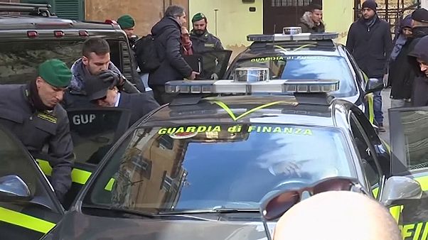 Итальянская полиция арестовала подозреваемых в контрабанде оружия Итальянская полиция арестовала подозреваемых в контрабанде оружия