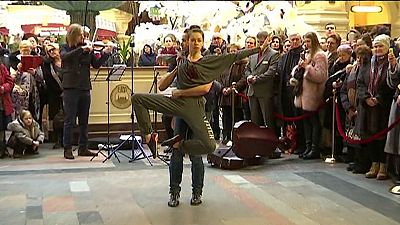 Bolshoi dancers perform at Moscow shopping centre