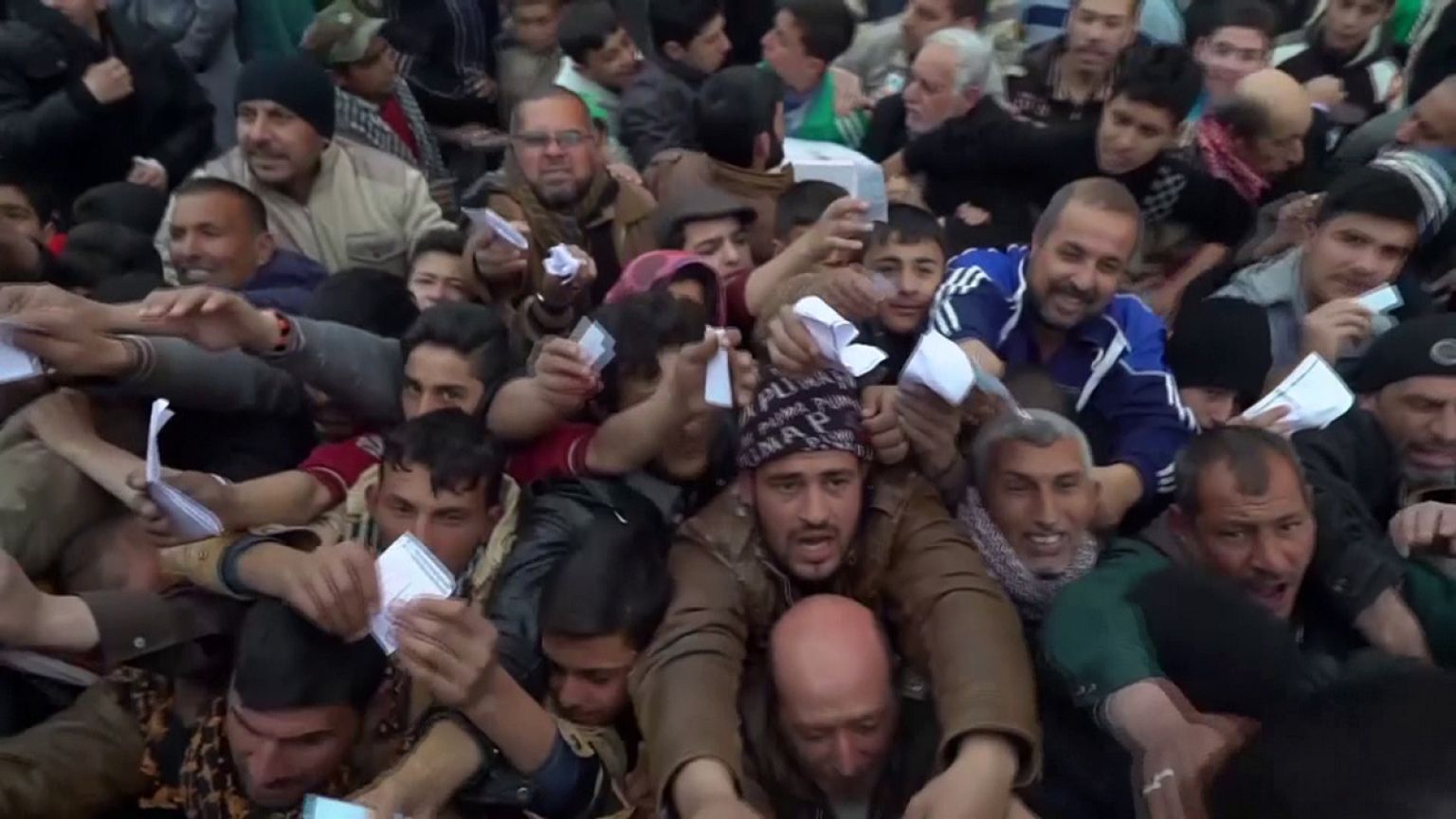 War-weary Mosul residents scramble for aid