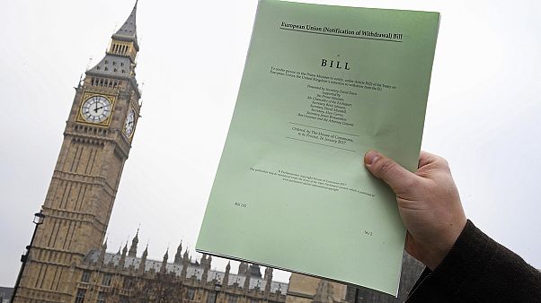 Parlamento autoriza Theresa May a dar início do "Brexit" Parlamento autoriza Theresa May a dar início do "Brexit"