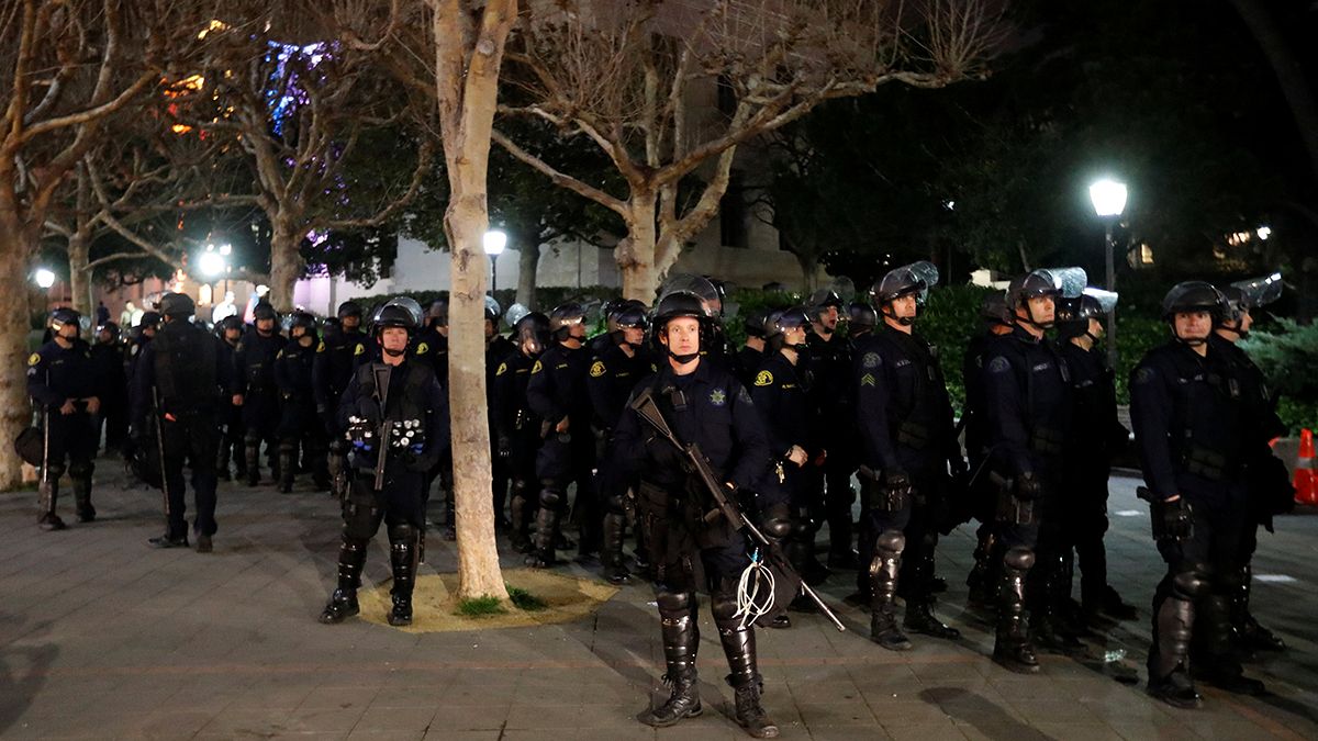 Krawalle in Berkeley: Polizei muss rechtspopulistischen Blogger in Sicherheit bringen