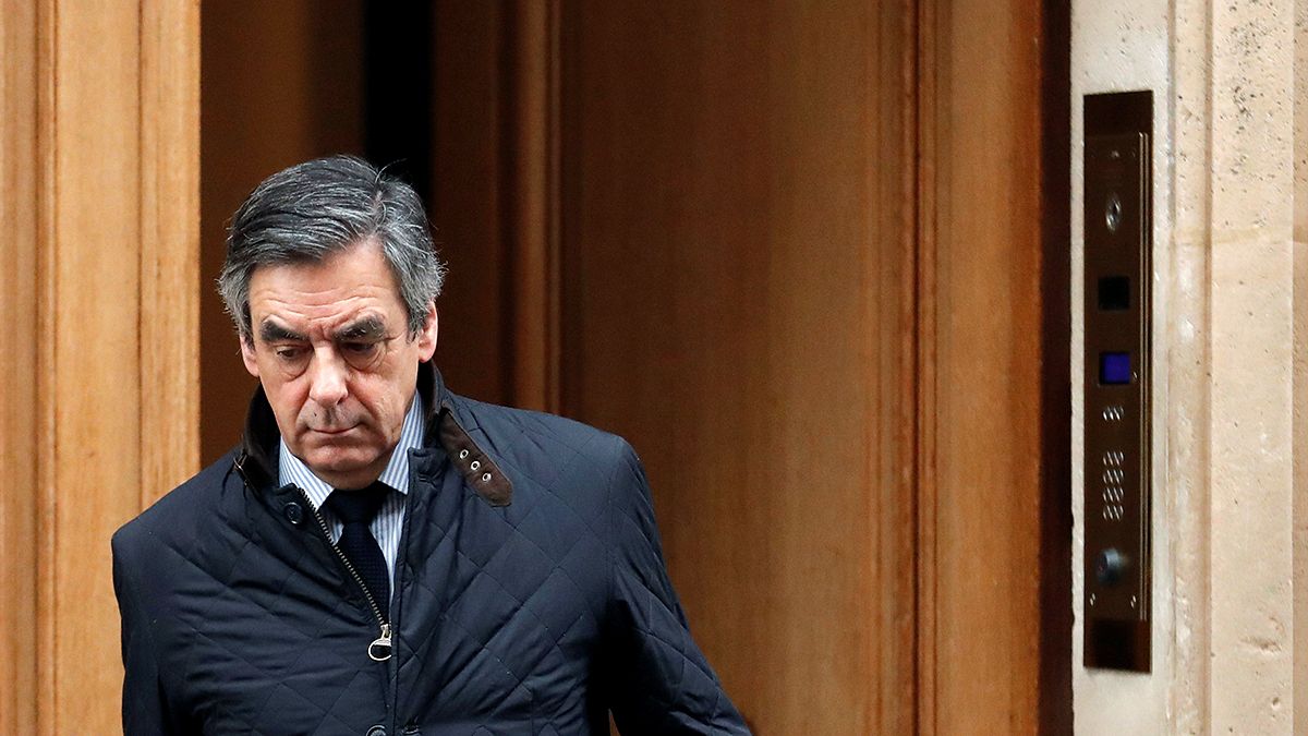 Fillon dice que no se retira a pesar de la investigación contra su mujer